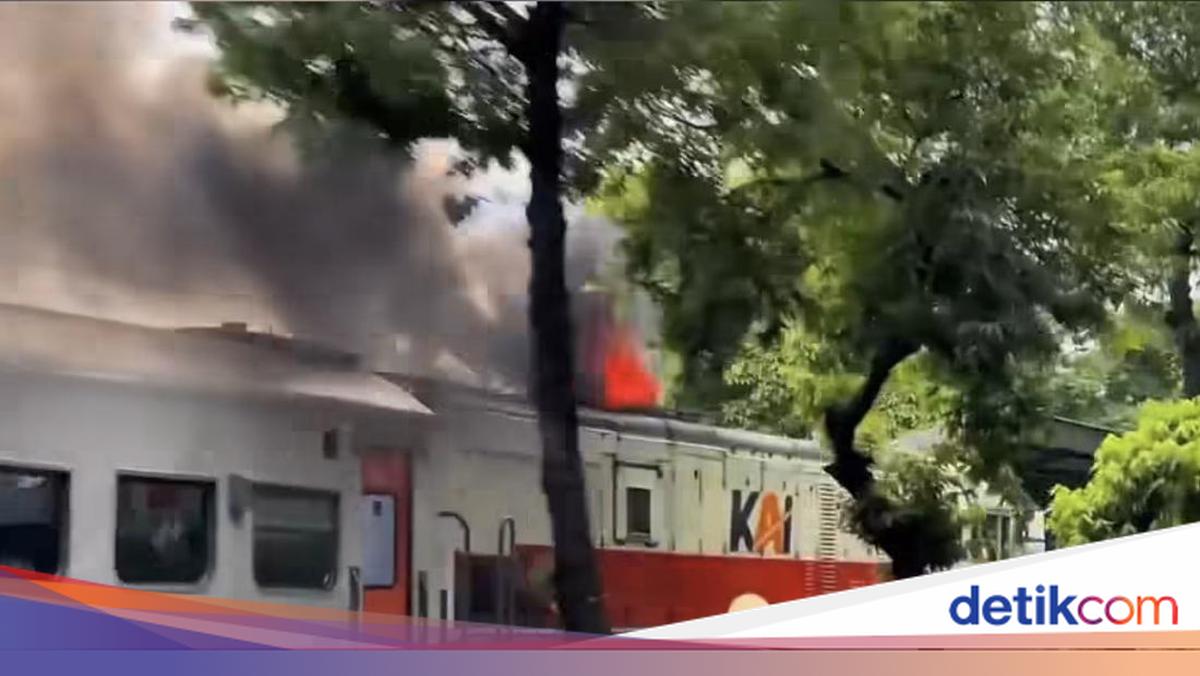 Viral Lokomotif KA di Surabaya Keluarkan Api, KAI Jelaskan Penyebabnya
