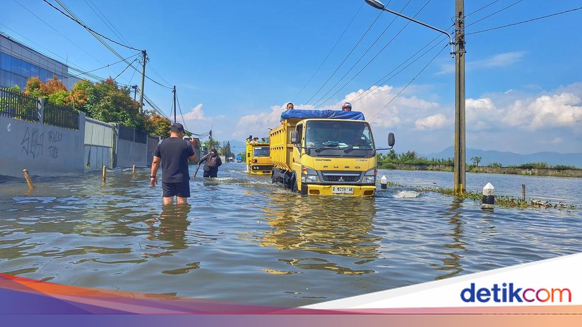Banjir Rendam Jalan Raya Sapan, Aktivitas Warga Terganggu