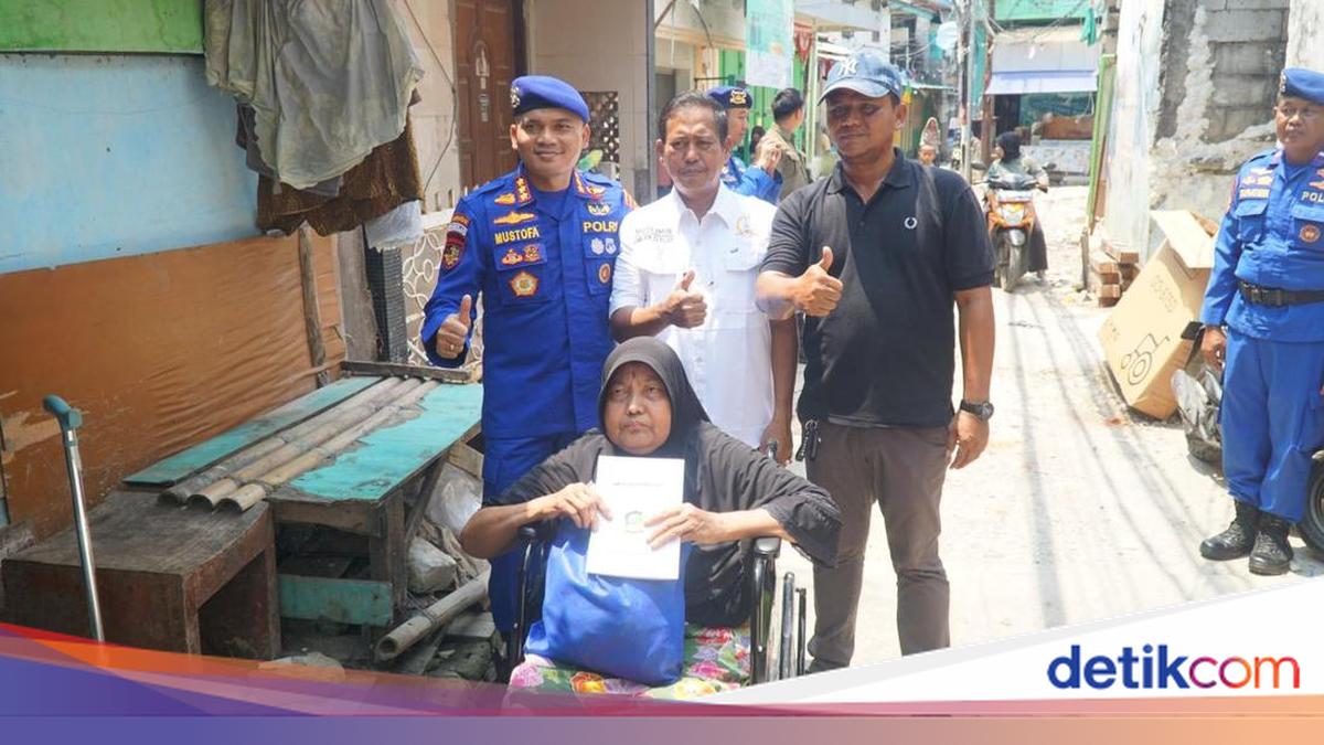 Ditpolairud Polda Metro Beri Kursi Roda ke Warga Pesisir di Muara Angke