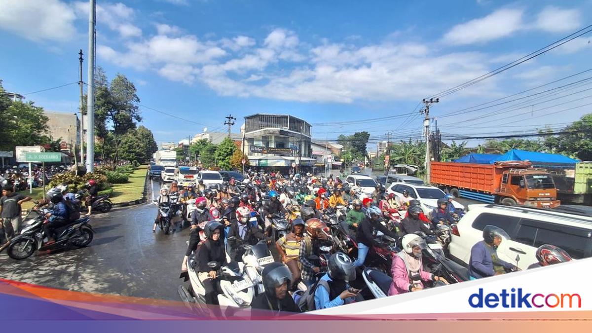 Banjir yang merendam jalan di Solo Baru, Sukoharjo, menyebabkan kemacetan pagi ini.