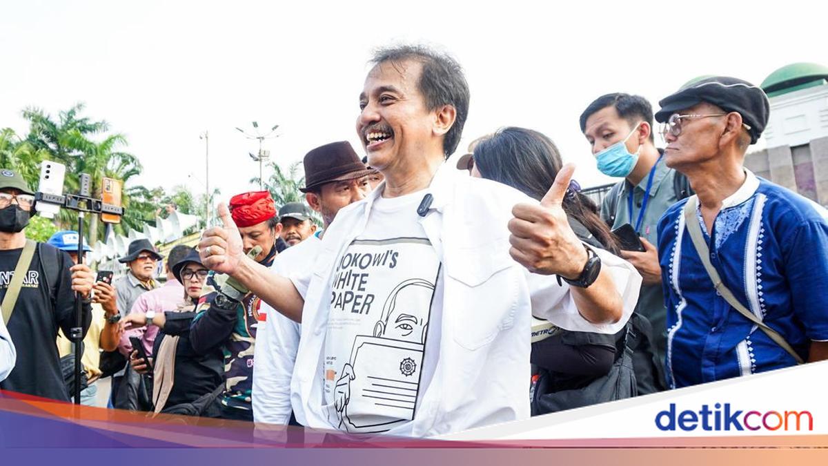 Roy Suryo Demands Jokowi Reveal Diploma in DPR Protest