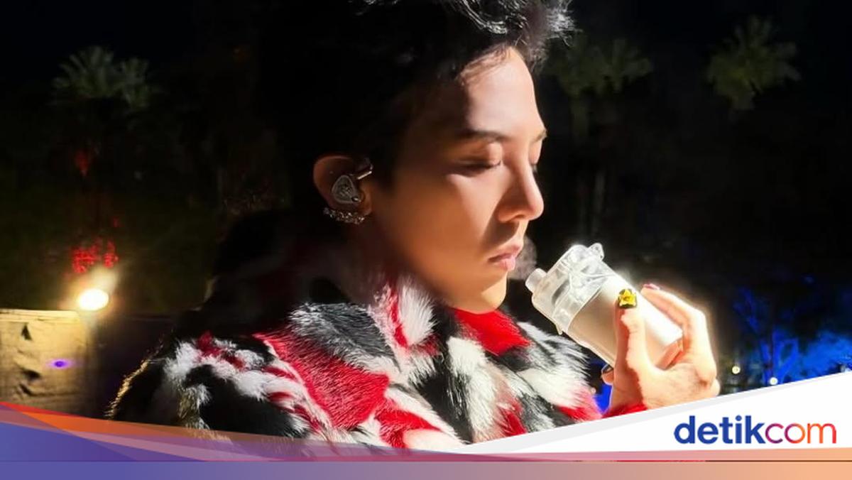 Serba Bling-bling, G-Dragon Pakai In-Ear Berhias Berlian di Coachella 2026