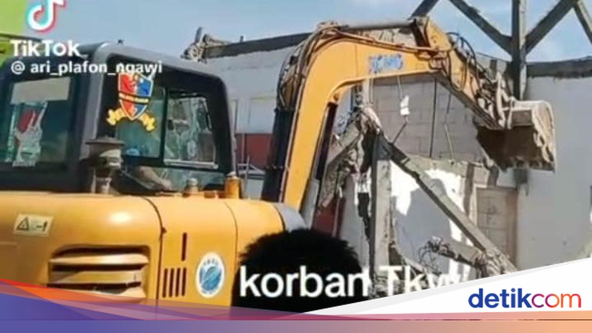 Seorang TKW asal Ngawi, RA (32), membongkar rumah senilai Rp 150 juta yang dibangunnya di atas tanah milik calon suaminya, PY (46). Pembongkaran dilakukan setelah rencana pernikahan mereka batal karena tidak cocok. 

via @detikjatim_
