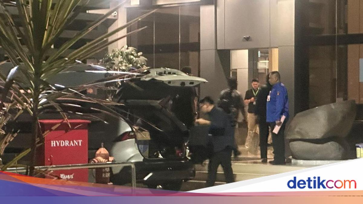 Kantor Dinas ESDM Jatim digeledah Kejati terkait dugaan korupsi pungutan liar. Ada empat kotak kontainer berisi dokumen dan berkas penting yang dimasukkan ke dalam mobil operasional dan dibawa menuju kantor Kejati Jatim.

via @detikjatim_