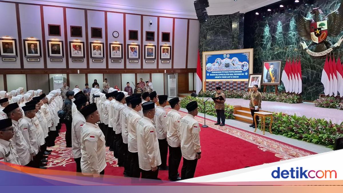 Pramono Kukuhkan 117 Petugas Haji, Ingatkan Layani Jemaah dengan Hati