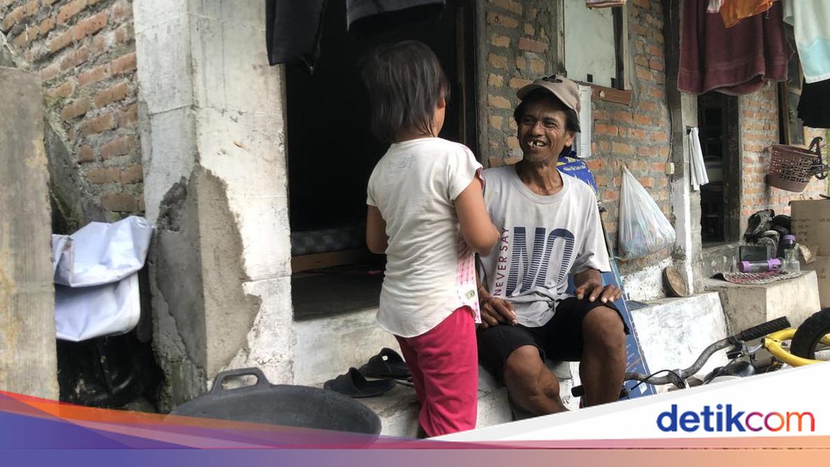 Kisah Azizah, Anak TK di Jogja Rawat Ayah Sakit hingga Ikut Mulung