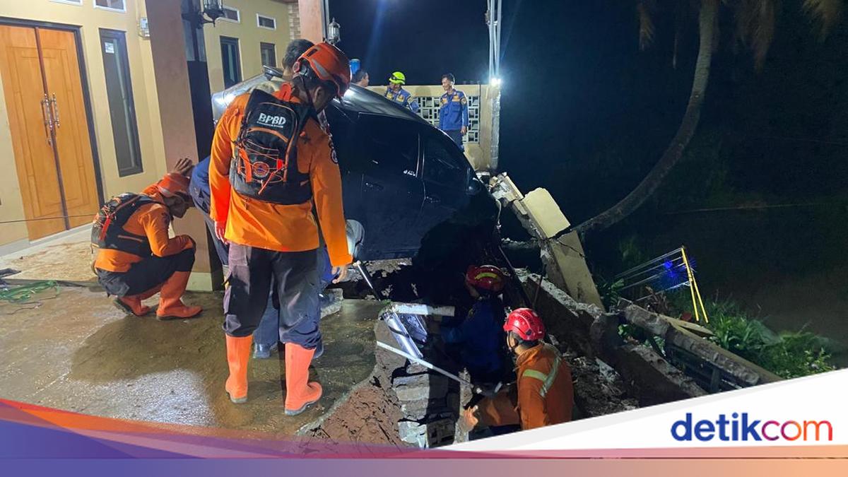 Garasi Rumah di Bogor Longsor Akibat Hujan Deras, Mobil Tertimbun Lumpur