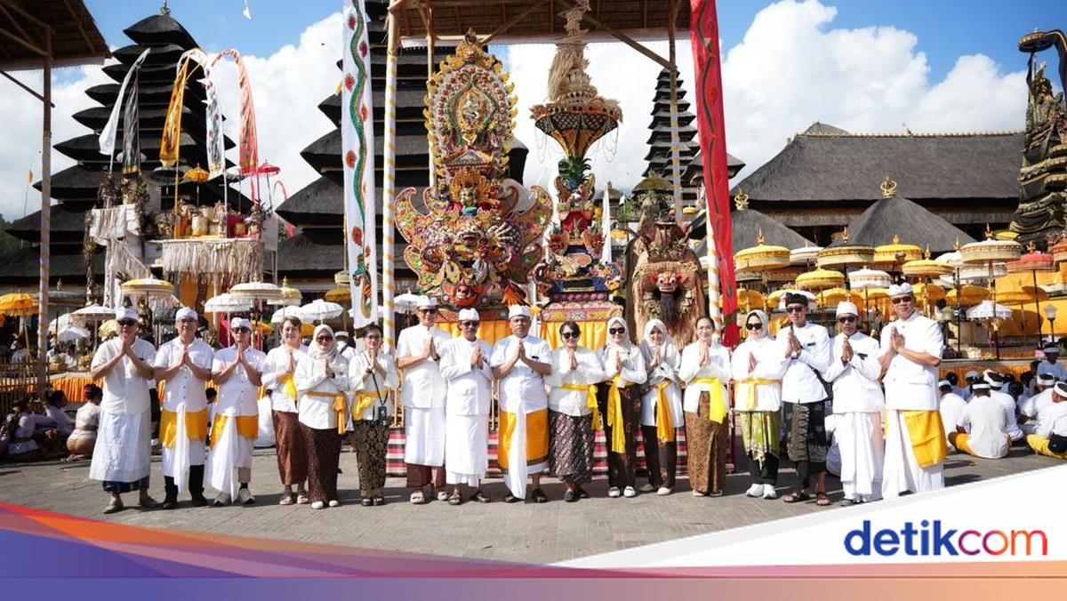 Kakorlantas Upacara Adat-Doa Bersama di Pura Besakih, Harap Kelancaran Kemala Run 2026