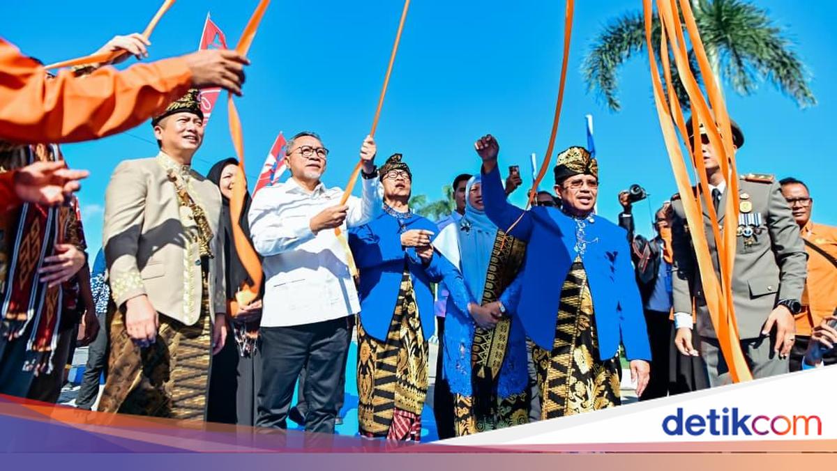 Kenakan Baju Adat Sasak, Mendes Hadiri HUT ke-68 Lombok Barat