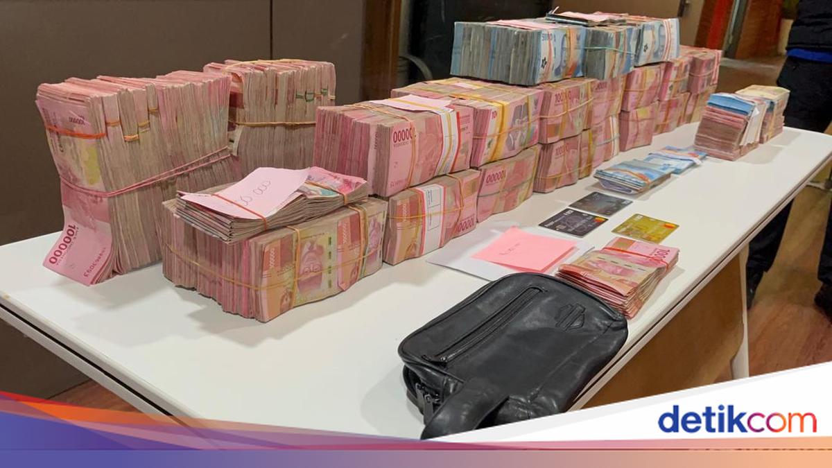 Kejati Jatim mengungkap alasan belum menahan Kabid GAT ESDM Jatim dalam kasus dugaan pungli perizinan air tanah. Meski demikian, penyidik telah menetapkan dan menahan salah satu bawahannya sebagai tersangka.

Via @detikjatim_