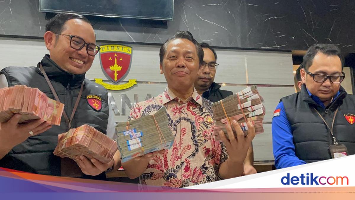 Kejati Jatim menetapkan Kadis ESDM dan dua pejabat lainnya sebagai tersangka korupsi pungli perizinan. Kasus ini bermula dari adanya laporan masyarakat, khususnya dari para pemohon izin yang merasa diperas.

via @detikjatim_