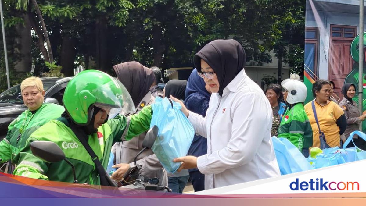 Polwan Polda Metro Bergerak Peringati Hari Kartini: Bersih-bersih dan Berbagi