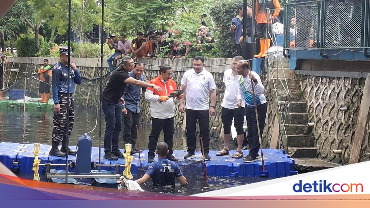 Pramono Tinjau Penangkapan Ikan Sapu-Sapu di Jakut, Hasilnya Tembus 200 Kg