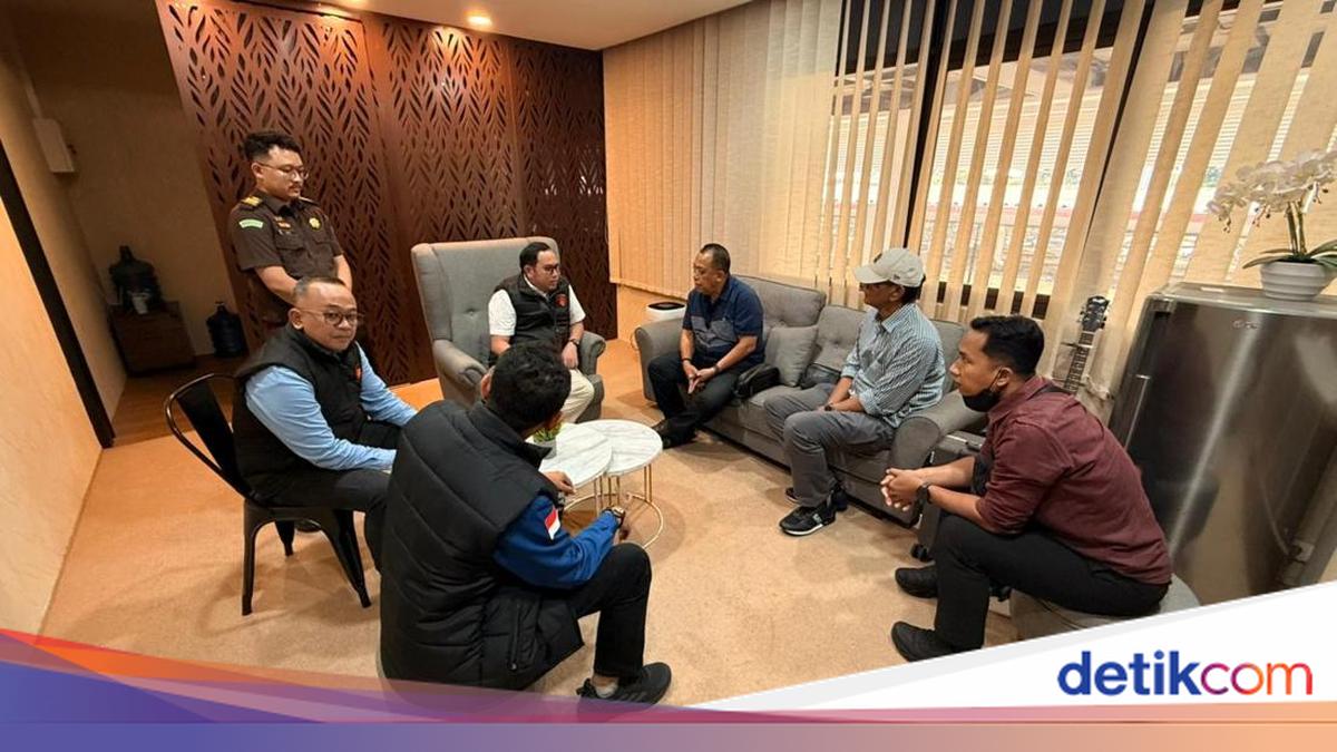 Kejati Jatim mengungkap praktik pungli di Dinas ESDM. Para pejabat di instansi tersebut diduga kerap memeras para pemohon izin usaha dengan modus memperlambat prosedur jika permintaan uang tidak dituruti.

via @detikjatim_