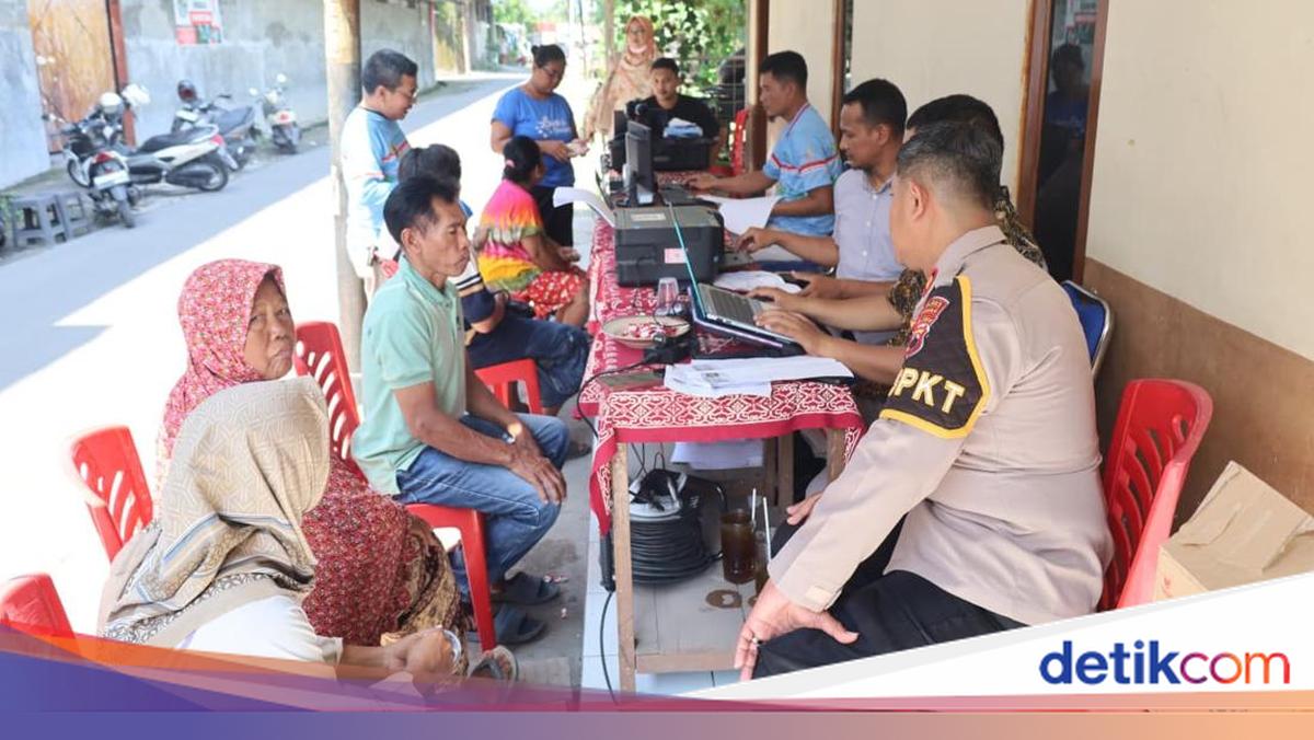 Polisi Jemput Bola Bantu Urus Dokumen Warga Terdampak Banjir di Sukoharjo