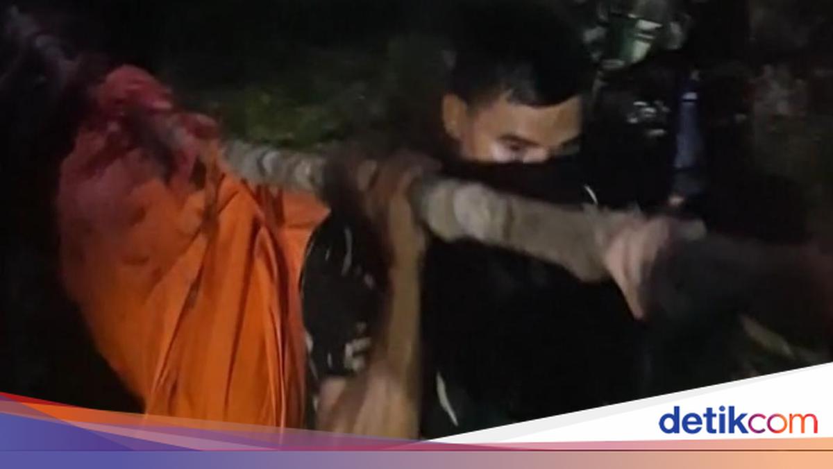 Momen 6,5 Jam Ratusan Prajurit TNI Evakuasi 8 Korban Heli Jatuh di Kalbar