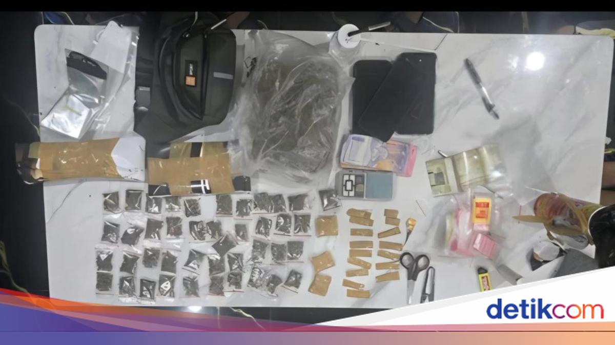 Dua Pria Pengedar Narkoba Ditangkap di Jonggol Bogor, 1 Kg Ganja Disita