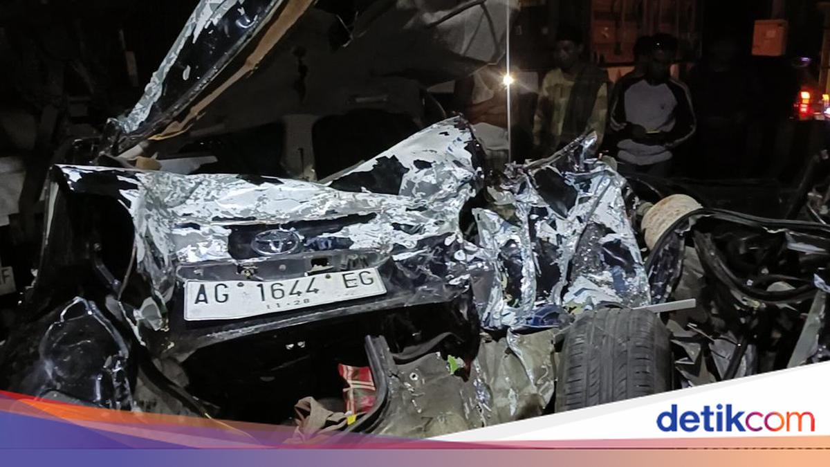 Truk Tabrak 5 Kendaraan di Probolinggo, 4 Orang Sekeluarga Tewas