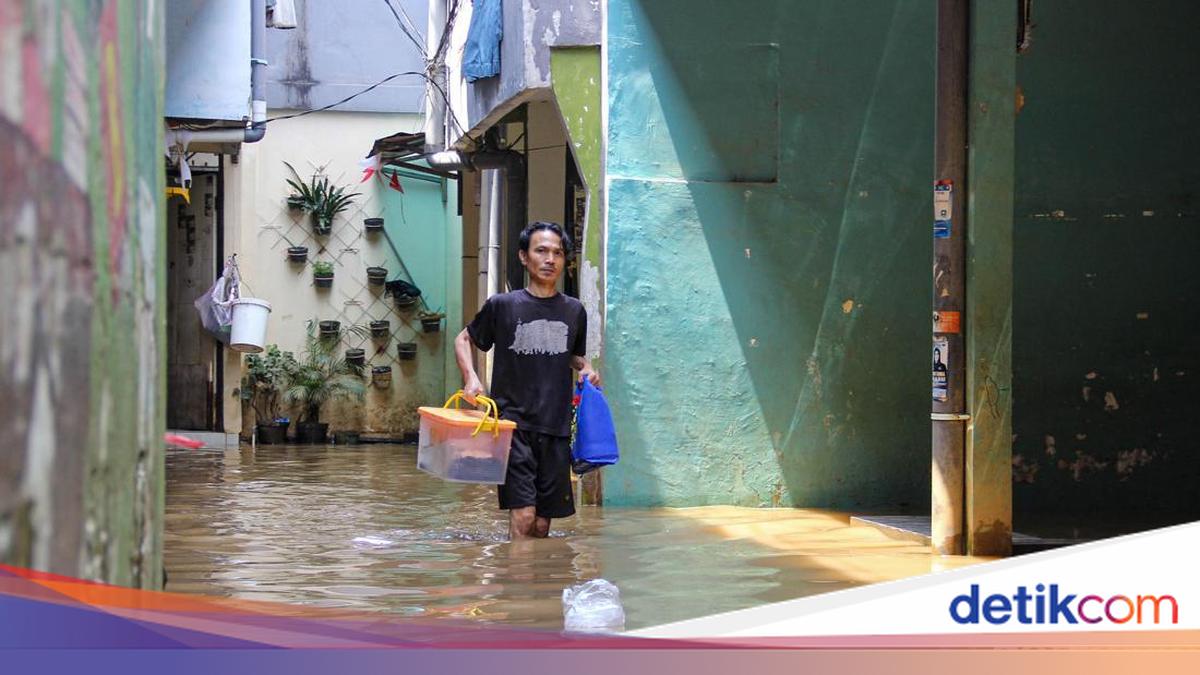 80 RT di Jakarta Masih Banjir Siang Ini, Ketinggian Air Capai 1 Meter