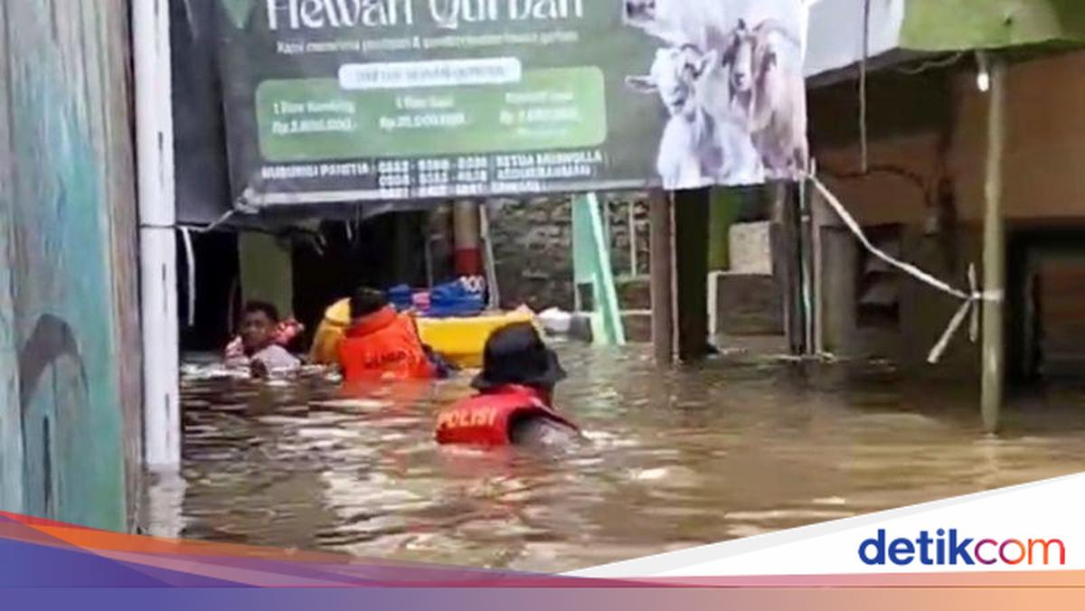 Banjir di Kebon Pala Jaktim Capai 1,75 Meter, Warga Mulai Mengungsi