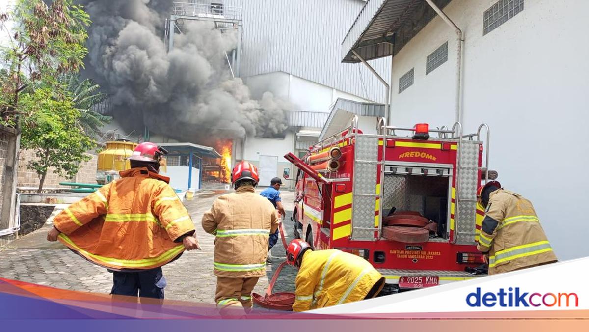Kebakaran Pabrik di Bekasi, Asap Hitam Membubung dari Mesin Produksi
