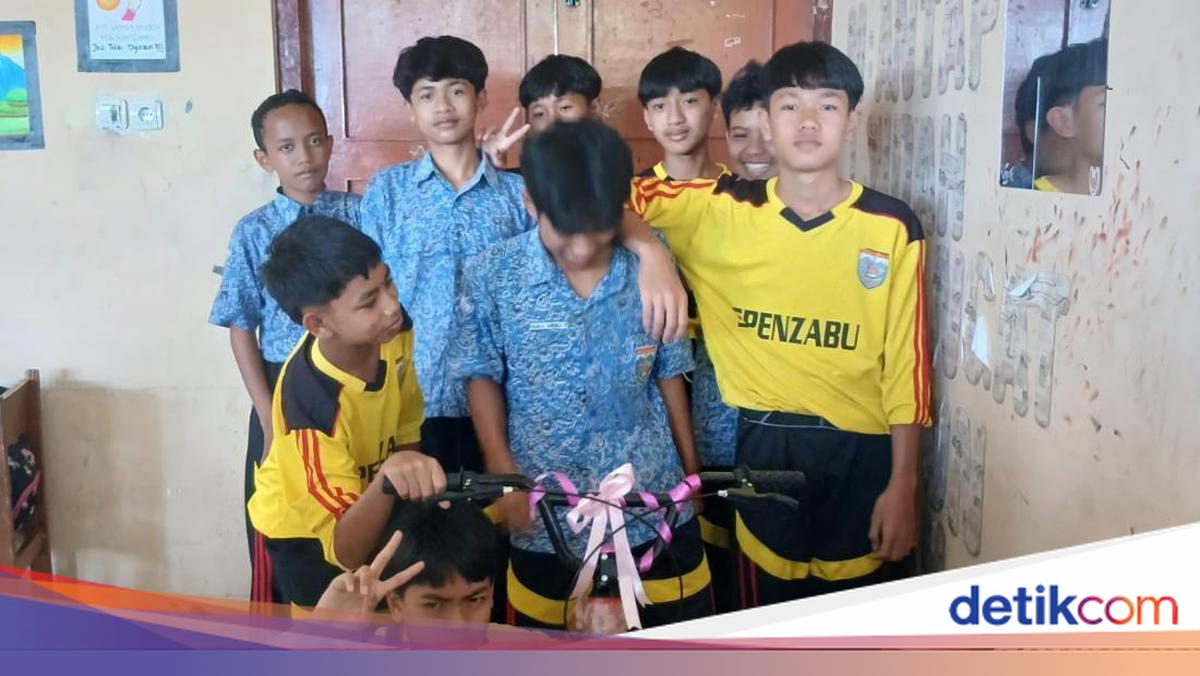 So Sweet! Siswa SMPN 1 di Temanggung Beri Kado Sepeda ke Teman Sekelasnya