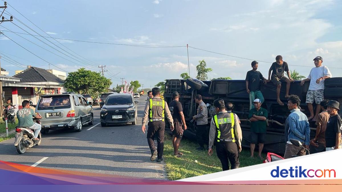 Bus Rombongan Calon Haji Terguling di OKU Timur, 8 Penumpang Luka-luka