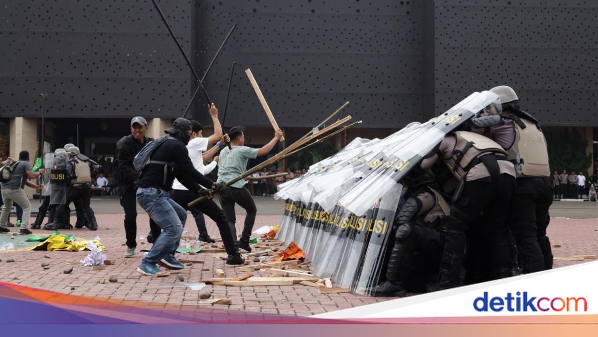 Polisi Gelar Simulasi Pengamanan Demo Hari Buruh di Banten