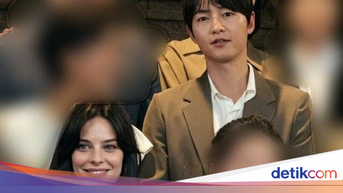 Momen Langka Song Joong Ki Muncul Bareng Istri di Konser Musisi Disabilitas