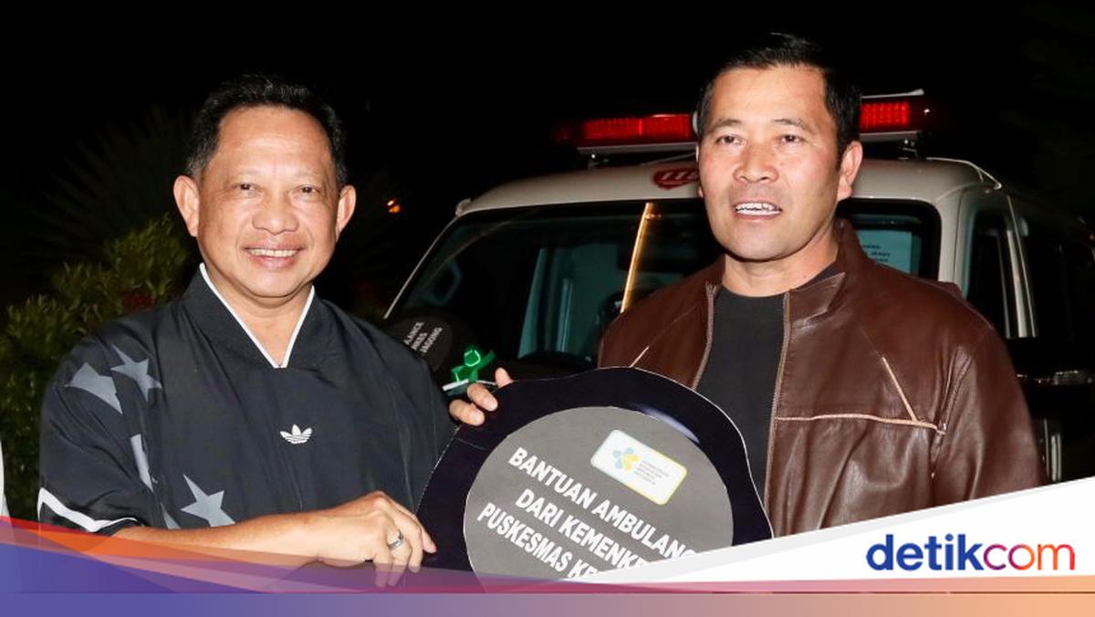 Tito Karnavian Serahkan Bantuan 5 Ambulans di Takengon Aceh