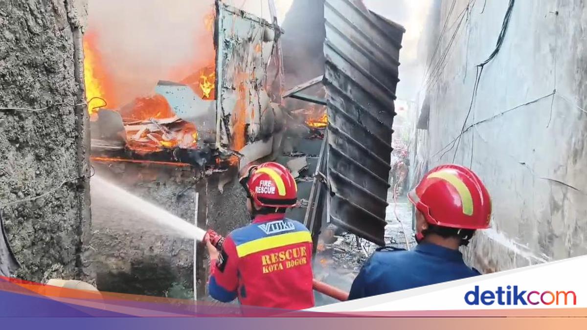 3 Rumah Terbakar Hebat di Kota Bogor, Dipicu Percikan Kabel Listrik
