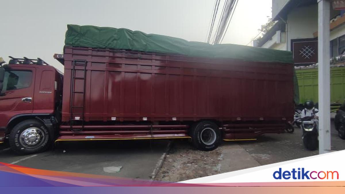 Truk Kejeblos Got Melintang di Jalan Pondok Cabe, Lalin Macet Parah
