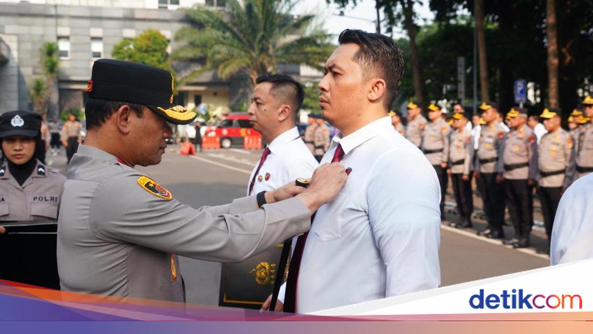 Kapolda Metro Serahkan Pin Emas Kapolri ke Personel Pengungkap 516 Kg Sabu