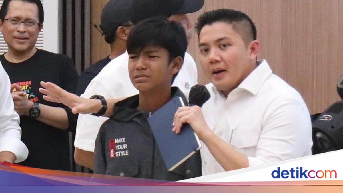 Tangis Al di Pelukan Seskab Teddy: Saya Ingin Sekolah, Pak!