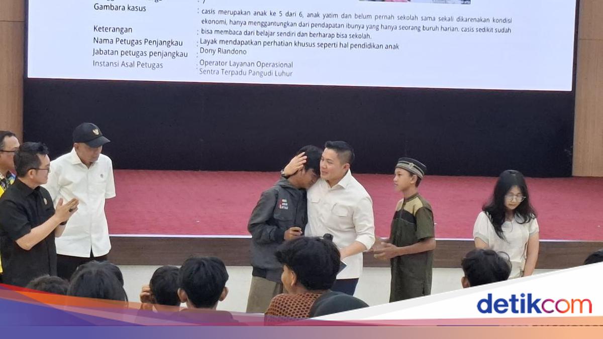 Di Hadapan Seskab, Tangis Siswa SR Pecah Cerita Belum Pernah Sekolah