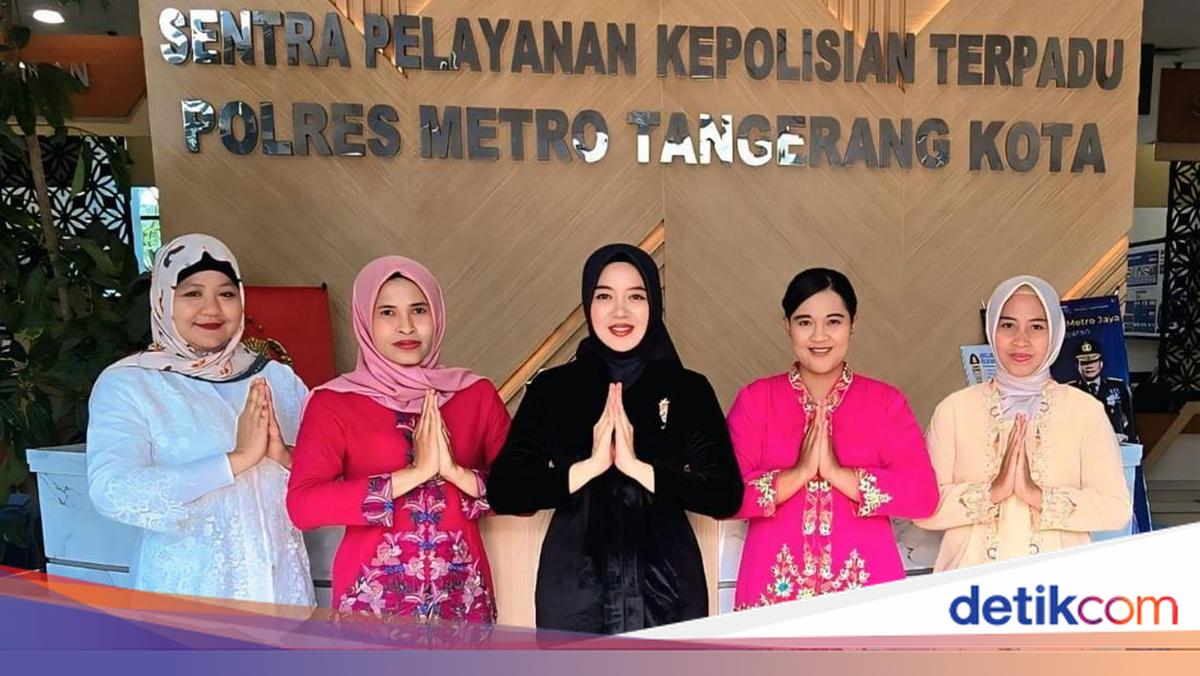 Momen Beda Polwan Polda Metro Berkebaya Layani Warga di Hari Kartini