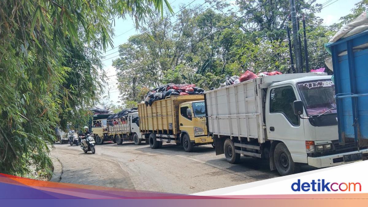 Alat Berat Kehabisan BBM, Puluhan Truk Tertahan di TPA Mandung