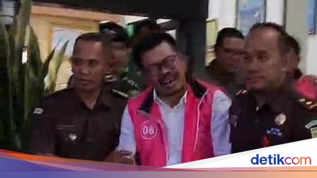 Tersangka Kasus Korupsi Rp 242 M Nangis Saat Ditahan