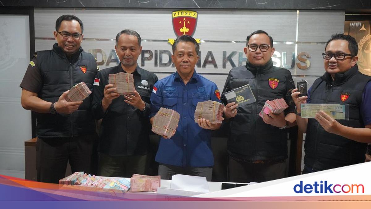 Nama Roy tengah jadi sorotan dalam dugaan kasus pungli perizinan di sektor ESDM Jawa Timur. Kejati Jatim pun buka suara terkait hal tersebut.

Via @detikjatim_