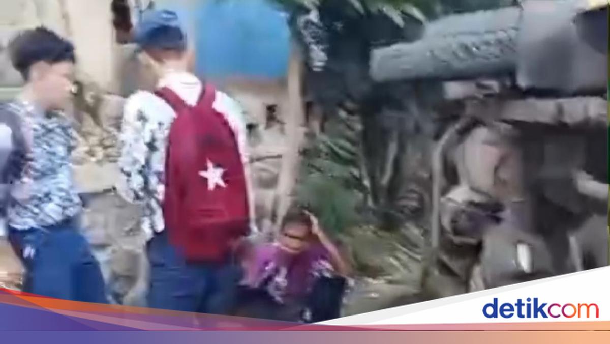 Kecelakaan angkot di Cipatat melibatkan truk fuso, terguling saat menunggu penumpang. Sepuluh pelajar luka-luka, namun tidak ada korban jiwa. 

Via @detikjabar_