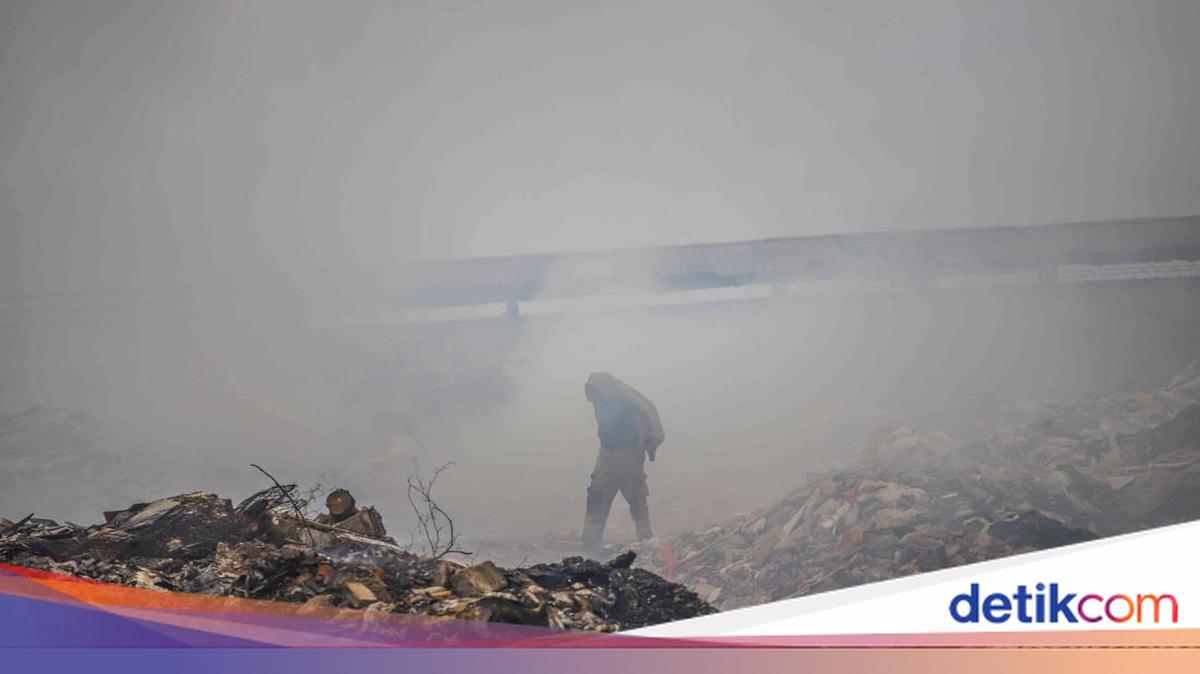 Tumpukan Sampah di Kelapa Gading Kebakaran, Bau Pekat Asap Masuk Permukiman