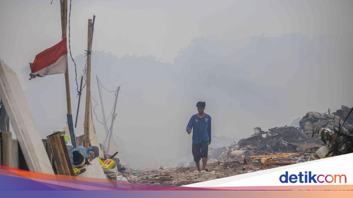 Diduga Ulah Penabun, Tumpukan Sampah di Kelapa Gading Terbakar Berjam-jam