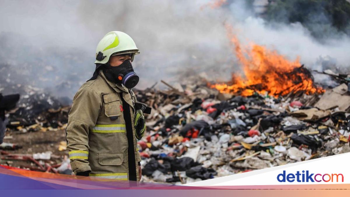 Tumpukan Sampah di Kelapa Gading Terbakar 12 Jam, Sisa Api Masih Disisir