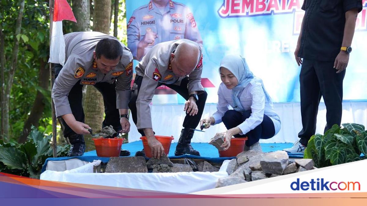 Polisi Bangun Jembatan Kampung Akses Pelajar ke Sekolah di Padarincang Serang