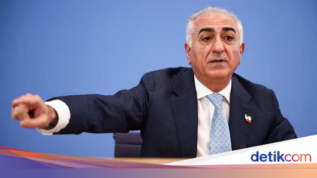 Reza Pahlavi Eks Putra Mahkota Iran Disiram Cairan Merah di Jerman