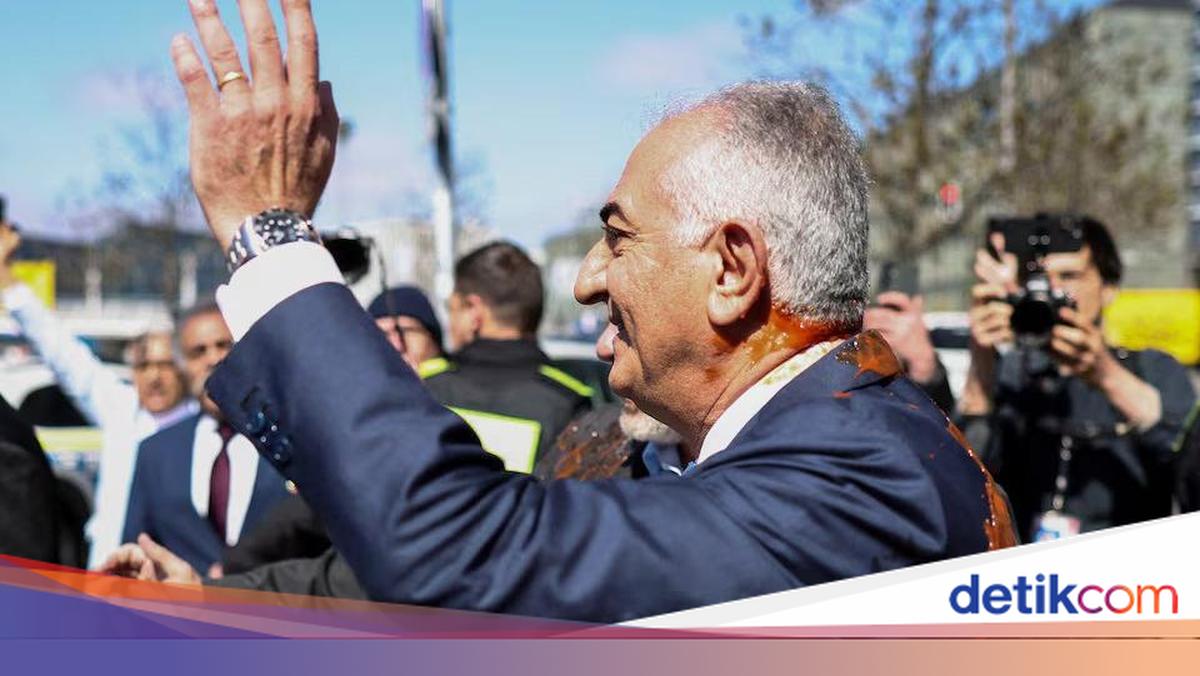 Reza Pahlavi Disiram Cairan Merah di Jerman, Diduga Saus Tomat