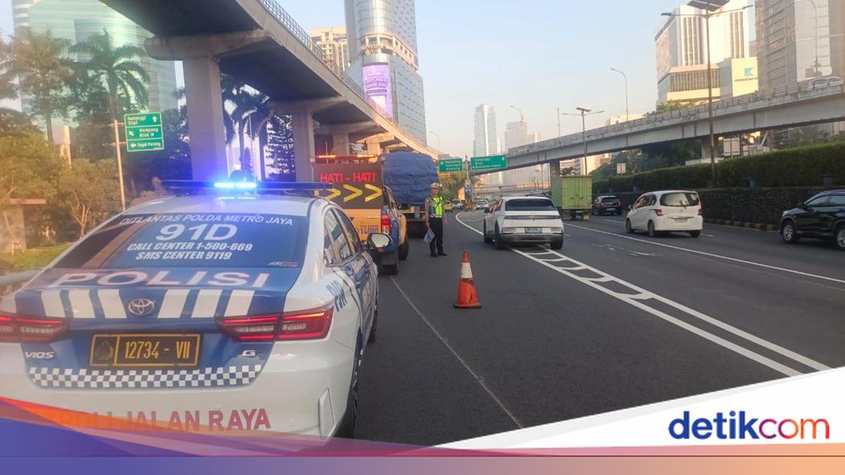 Truk Muatan Pupuk Alami Patah Baut Roda di Tol Dalkot, Evakuasi Berlangsung