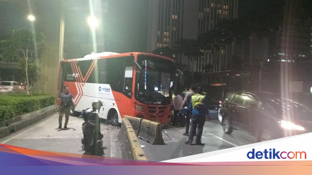 Bus TransJakarta Tabrak Separator di Jaksel, Ban Depan Lepas dan Rusak Parah