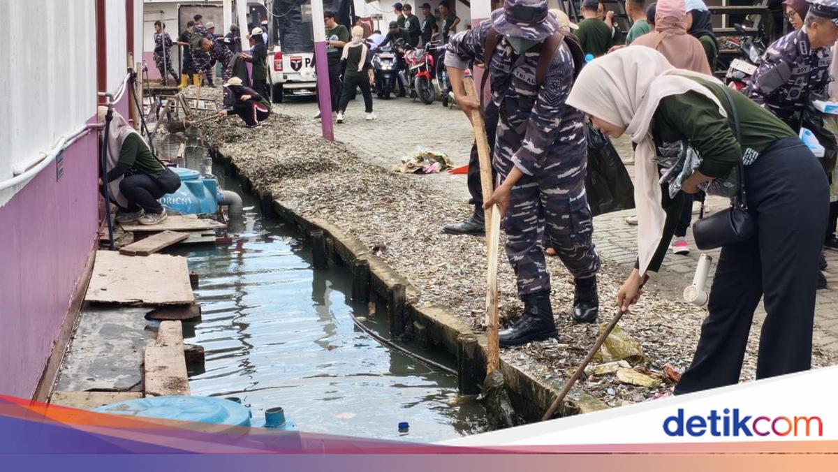Hari Bumi, CT Arsa-Koarmada RI Tanam Mangrove dan Bersih-bersih di Muara Angke