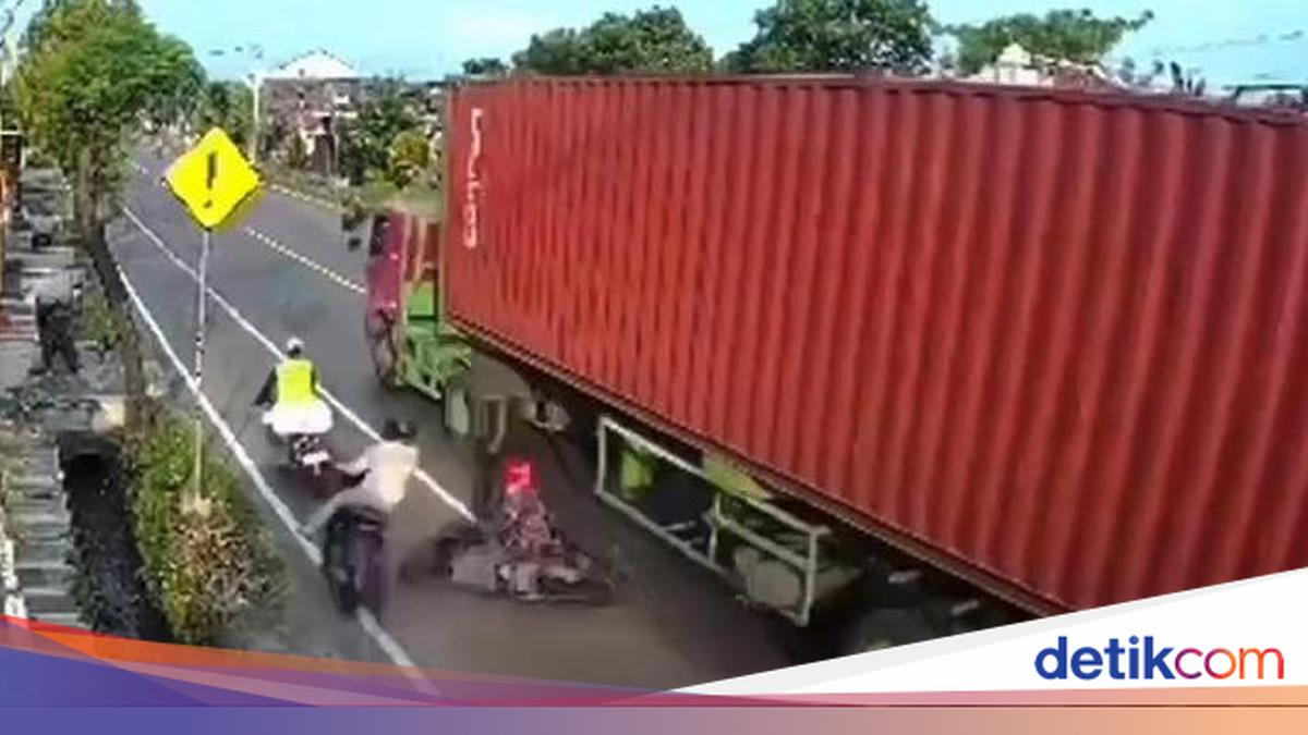 Viral Rekaman CCTV Detik-detik Trailer Lindas Pemotor di Nganjuk